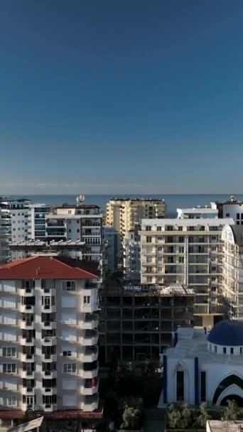 地中海沿岸沿いの高級住宅の建設を観察するように 豪華な世界に足を踏み入れてください この垂直ビデオの息をのむような景色と絶妙なデザインに驚嘆 — ストック動画