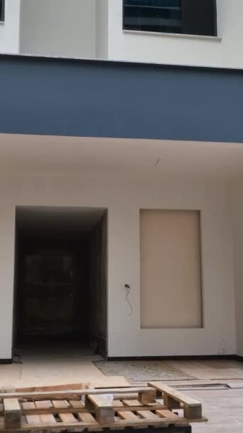 Pozorujte Houževnatost Stavitelů Při Stavbě Obytných Domů Náladovém Atmosférickém Prostředí — Stock video