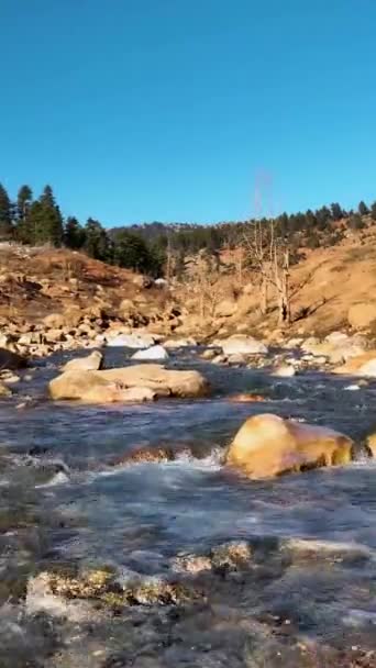 급류가 암석으로 율동적 자연의 교향곡을 됩니다 영상은 역동적 인아름다움 원통력을 — 비디오