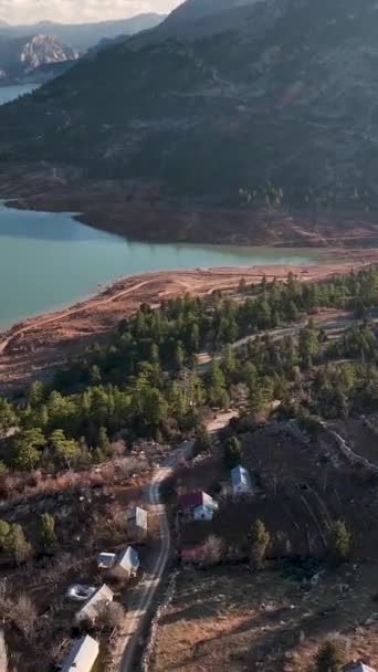 Dağ Turizminin Özünü Yansıtan Dikey Videoyla Dağlarda Bir Maceraya Atılın — Stok video