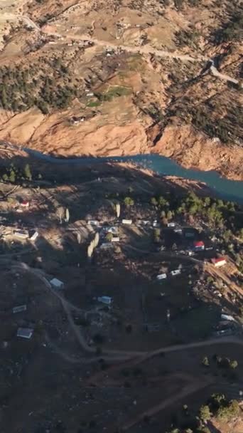 Encontre Tranquilidade Retiro Montanha Com Este Vídeo Vertical Capturando Rio — Vídeo de Stock