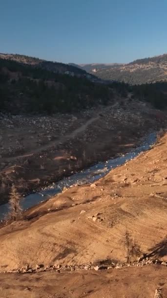 Bir Dağ Nehrinin Ayna Benzeri Yüzeyindeki Yansımalarına Hayret Edin Dikey — Stok video