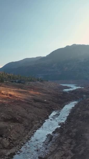 Sıcak Altın Saat Güneş Işığıyla Yıkanmış Bir Dağ Nehrinin Büyüleyici — Stok video