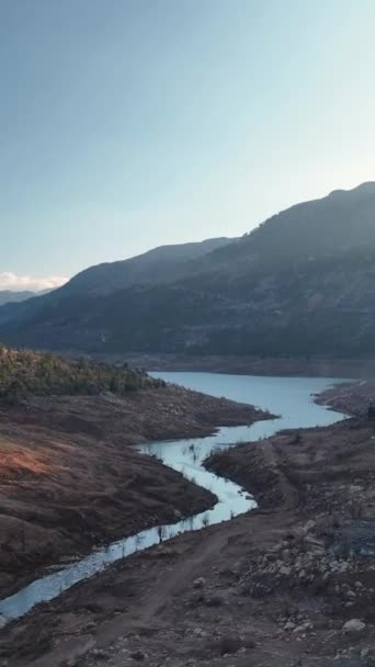 Пориньте Величний Потік Річки Кришталево Чисті Води Ріжуть Скелястій Місцевості — стокове відео