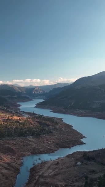 Yükseklerde Süzülen Bir Nın Perspektifini Yakalayan Dikey Videoyla Muhteşem Dağların — Stok video