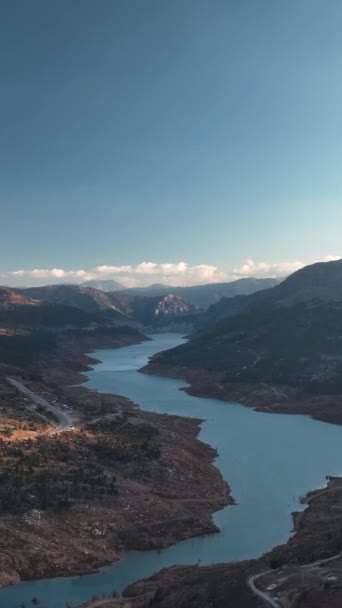 Embárcate Una Emocionante Aventura Senderismo Las Montañas Junto Río Con — Vídeo de stock