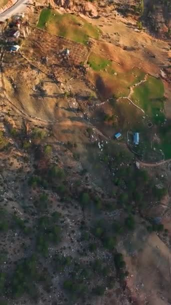Saksikan Keagungan Sungai Pegunungan Yang Megah Terletak Tinggi Atas Permukaan — Stok Video