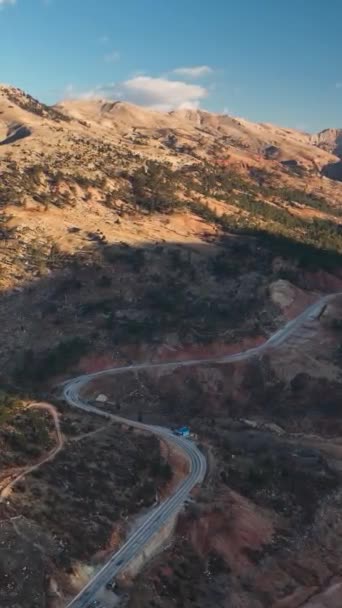 Büyüleyici Dikey Videoyla Nehrin Yukarısındaki Dağlık Arazide Büyüleyici Bir Alacakaranlık — Stok video