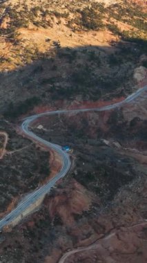 Nehir kenarındaki dağlarda bu dikey videoyla heyecan verici bir yürüyüş macerasına atlayın. Manzaraya dalın ve açık hava meraklıları için ideal bir duvar kağıdı oluşturun..