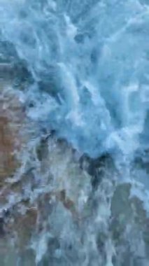 Alacakaranlıkta kendinizi bu dikey videoyla dağların dingin güzelliğine daldırın. Doğanın sükunetini ekranınıza getirecek barışçıl bir duvar kağıdı oluşturun.