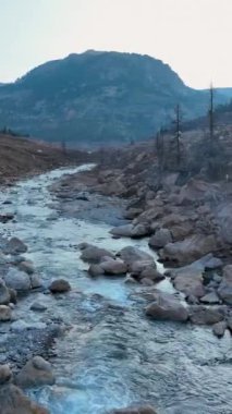 Bu dikey videoda sakin bir nehrin dağlık arazide akması gibi alacakaranlık sükunetine geri çekilin. Huzurlu görüntüler ve rahatlatıcı atmosfer huzurlu bir yaşam yaratsın.