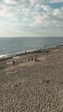 Akdeniz kıyısında manzaralı kayalık bir plajın güzelliğini gösteren bu dikey videoyla heyecan verici bir sahil macerasına atlayın. Engebeli kıyı şeridi, kristal berrak sular ve
