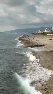 Kendini bu dikey videoyla sakin bir kayalık plajın büyüleyici güzelliğine daldır. Titreyen dalgaların dinginliğini ve kayalık kıyı şeridinin engebeli cazibesini hissedin..