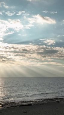 Bu dikey video konseptiyle büyüleyici bir balık avına çıkın. Gök mavisi denizde bir tekneden büyüleyici balıkçılık dünyasına dalmak. Kendini sükunete bırak.