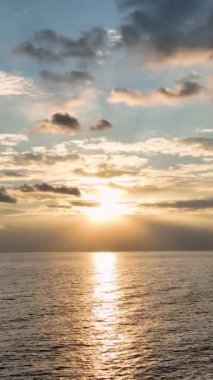 Dikey bir videonun büyülü güzelliğine dalın ve büyüleyici bir günbatımını denizin üzerinde yakalayın. Büyüleyici renklere ve rüya gibi atmosfere tanık olun. Güneş zarafetle batıyor.