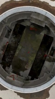 Bu dikey videoda gelişen bir ticari gelişimin perde arkasına geçin. Çıplak beton duvarlar yükselirken gelişime tanık olun. Geleceğin canlı ticari alanlarına ve hareketli