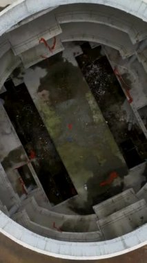 Bu dikey videoyla, ticari bir mega alışveriş merkezinin inşaatını gösteren imkanlar dünyasına adım atın. Yüksek beton duvarlara tanık olun ve büyük ticari alanları hayal edin.