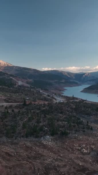 Dağın Alacakaranlığını Yansıtan Dikey Videoyla Nehir Kenarındaki Sakin Bir Inzivaya — Stok video