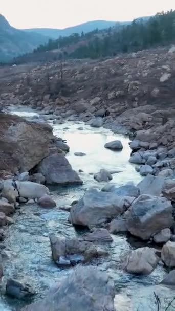 Capturez Les Reflets Captivants Crépuscule Sur Rivière Montagneuse Dans Cette — Video