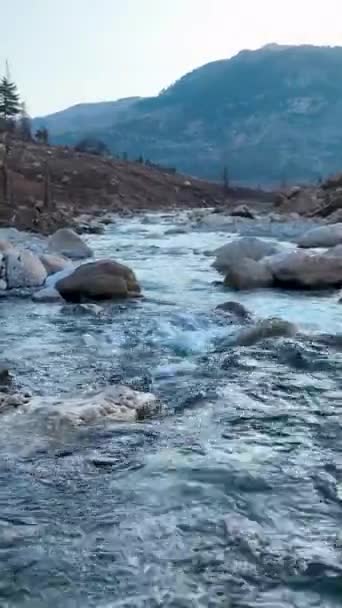 观看壮观的暮色瀑布 当河流流过高山景观在这个垂直的视频 让戏剧性的视觉和宁静的氛围改变你的屏幕 — 图库视频影像