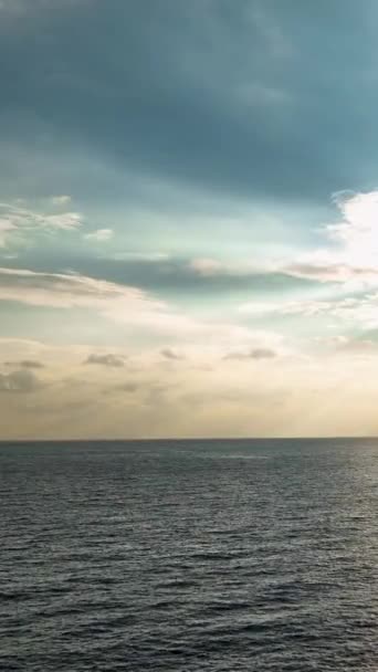 Dopřejte Uklidňující Melodie Oceánu Tímto Vertikálním Videem Luxusní Jachty Plující — Stock video