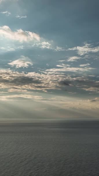 Обратите Внимание Захватывающее Взаимодействие Между Облаками Солнечным Светом Этом Вертикальном — стоковое видео