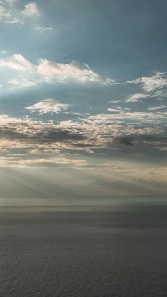 Fördjupa Dig Solnedgångens Rofyllda Skönhet Denna Vertikala Video Förundras Över — Stockvideo
