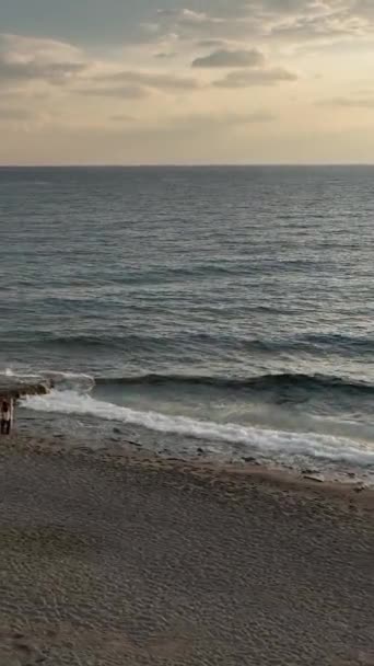 Lihatlah Keajaiban Pantai Dalam Video Vertikal Ini Menampilkan Pemandangan Pantai — Stok Video