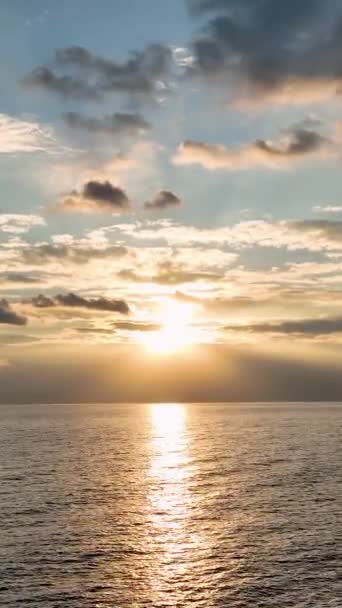 Dikey Bir Videonun Büyülü Güzelliğine Dalın Büyüleyici Bir Günbatımını Denizin — Stok video