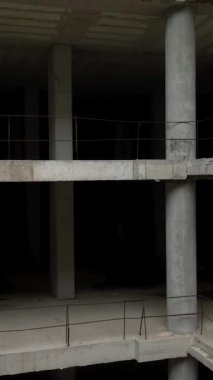 Bu dikey videoda bir alışveriş merkezinin doğuşuna tanık olun. Büyük bir alışveriş merkezi doğarken inşaat sürecini takip ederek, perakende, yemek ve eğlence dünyası vaat ediyor.