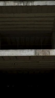 Bu dikey videoda yapım aşamasındaki bir kıyı alışveriş merkezinin dünyasına adım atın. Geniş alanları keşfetmek ve binanın büyüleyici atriyum mimarisi tarafından büyülenmek. Şahit...
