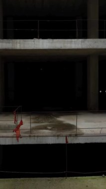 Bu dikey videoda Akdeniz kıyısında inşa edilen bir alışveriş merkezinin sanal turuna binin. Kendinizi uçsuz bucaksız alanlara daldırın ve avlu tasarımının mimari zekasına hayran olun..
