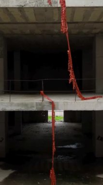 Bu dikey videoyu insansız hava aracı olarak yapım aşamasındaki bir sahil alışveriş merkezinin zemininde büyüleyici bir yolculuğa çıkarken izleyin. Geniş alanların ihtişamına tanık olun ve avluya hayran olun.