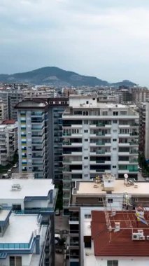 Bu dikey videoda tamamlanmamış bir alışveriş merkezinde büyüleyici bir yolculuğa çıkın. Bitmemiş mimarinin saf güzelliğini keşfedin ve terk edilmiş alanların gizemlerini çözün. Şahit...