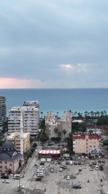 Bu dikey videoda bir hava aracının dinamik bir inşaat alanını keşfetmesi gibi bir hava macerası yaşayın. Havada süzülür ve ağır makinelerden yetenekli olanlara kadar devam eden çalışmalara tanık olur.