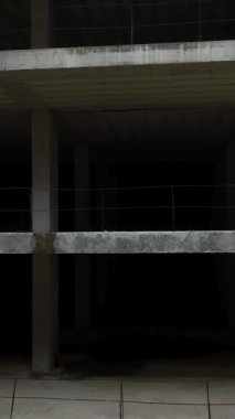 Bu dikey videoda terk edilmiş bir alışveriş merkezinin sırlarını ortaya çıkarmak. Unuttuğu yerlerde dolaşır, üst katlardan gizli köşelere kadar. Ürkütücü atmosferi tecrübe et ve buna tanık ol.
