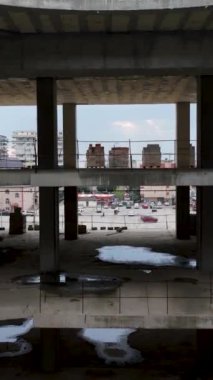 Bu dikey videoyla eşsiz bir perspektif elde edin. İnsansız hava aracı hareketli bir inşaat alanının üzerinde süzülüyor. İnşa sürecini yukarıdan izleyin, karmaşık detayları ve ilerlemeyi yakalayın.