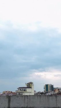Bu dikey videoda İHA 'ların bakış açısından inşaat alanını gözlemleyin. İnşaat alanının üzerinde yükseğe doğru süzül ve inşaat sürecine dair değerli hava görüşleri kazan.