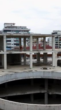 Bu dikey videoda alışveriş merkezlerinin ticari katlarının gizli hazinelerini ortaya çıkarın. Kendinizi moda mağazaları, moda aksesuarları ve büyüleyici aksesuarlarla dolu bir alışveriş cennetine atın.