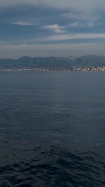 Gemilerin limana güvenli bir şekilde girmesini sağlayan bir römorkör tarafından sağlanan önemli yardıma tanık olun. Bu dikey video, denizdeki yetenekli römorkör operatörlerinin önemini vurguluyor.