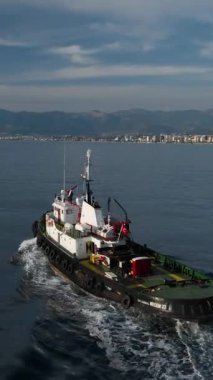 Mavi denizde bir römorkörün sükunetini bu dikey videoyla yaşayın. Sakinleştirici görseller ve huzurlu atmosfer rahatlatıcı bir duvar kağıdı yaratsın..
