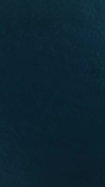 Şehirden kaçın ve İHA hızla bu dikey videoda manzaranın güzelliğini yakalarken sahile inin. Kendini sükunete bırak..