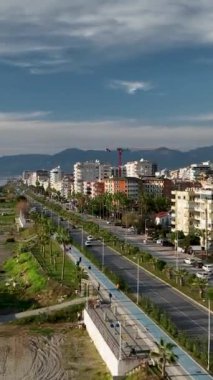 Bu dikey videoda kendinizi Akdeniz kenarı manzarasının görkemli güzelliğine daldırın. Yüksek binalara ve kıyı cazibesini tanımlayan parıldayan sulara hayran kaldım..