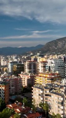 Bu dikey videoda Akdeniz 'in büyüleyici kıyı şeridi boyunca uzanan bir şehir manzarası içeren bir şehir vahası keşfedin. Şehir yaşamının ve sahil huzurunun kaynaşmasını tecrübe edin..