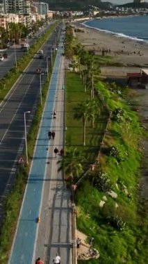 Bu dikey videoda bir kıyı metropolüne girin, resimli Akdeniz boyunca dinamik şehir manzarasını yakalayın. Nehir kıyısındaki hareketli bir şehrin enerjisini ve enerjisini keşfedin..