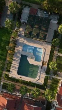 Bu dikey videoda özel havuzlu sakin bir vaha içeren bir villaya kaçmak. Kendini bu özel kaçamağın huzur ve güzelliğine ver..