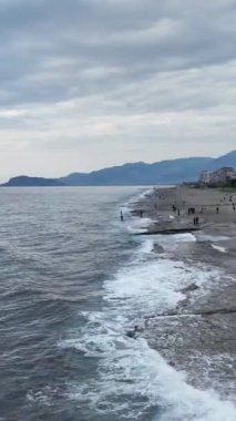 Bu dikey videoda kendinizi dingin ve nefes kesici gökyüzü manzarasına daldırın. Sakinleştirici renkler ve oluşumlar sizi bir sükunet durumuna taşısın..