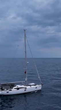 Bu dikey videoda soğuk hava yolculuğundan sonra beyaz bir yelkenlinin rıhtıma yanaşması gibi kış yat inzivasına katılın. Limanın sıcak ve davetkar atmosferini takdir ediyorum..