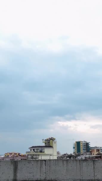 Спостерігайте Будівельним Майданчиком Точки Зору Дронів Цьому Вертикальному Відео Високо — стокове відео