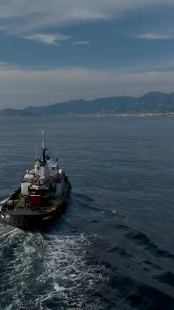 体验无人机跟踪船舶航线的先进的船舶监控能力 这段垂直录像提供了海上航行和监视的全景 — 图库视频影像